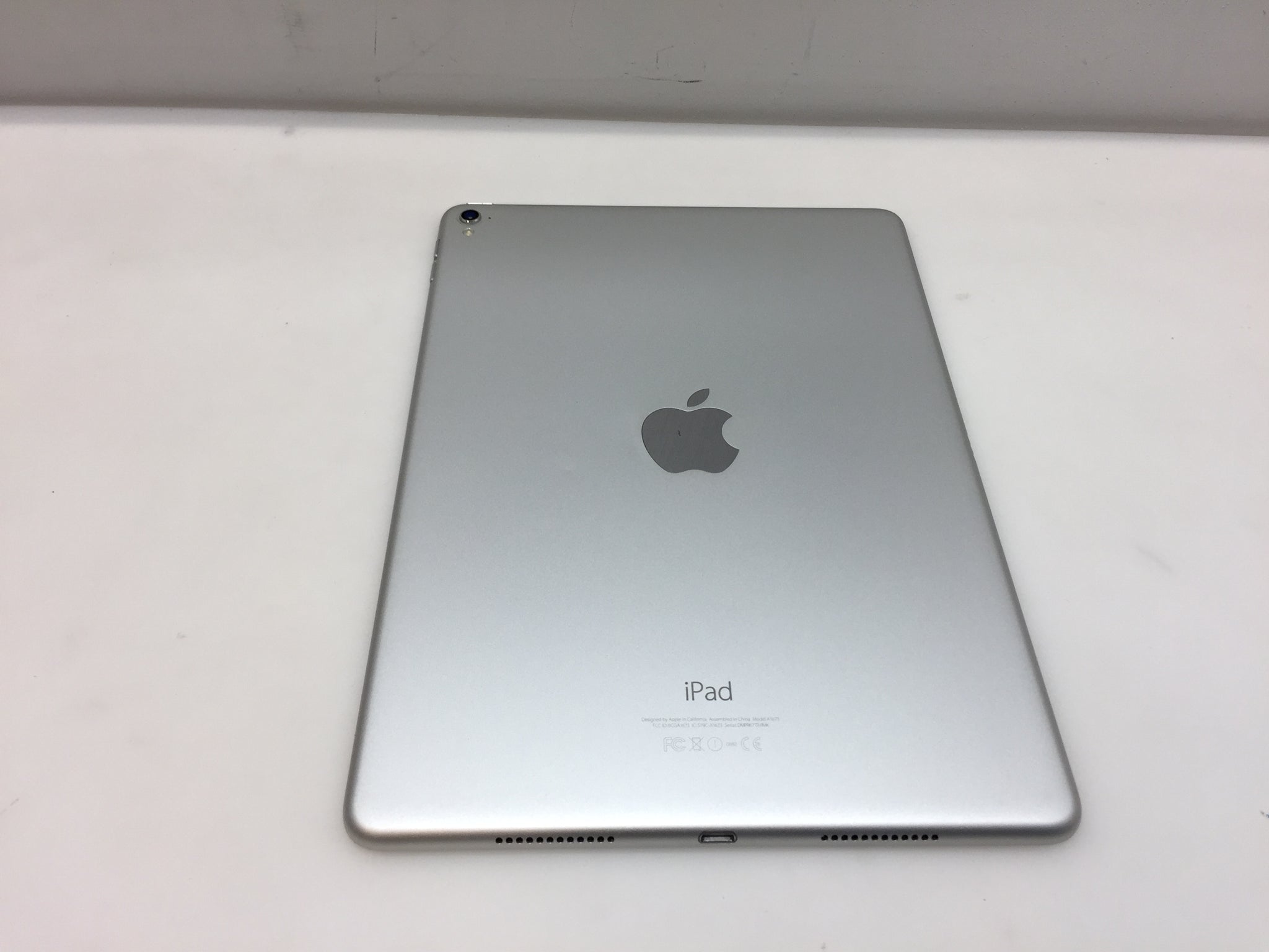 Apple iPad Pro 1st Gen. 128GB, Wi-Fi, 9.7 in MLMW2LL/A - Silver