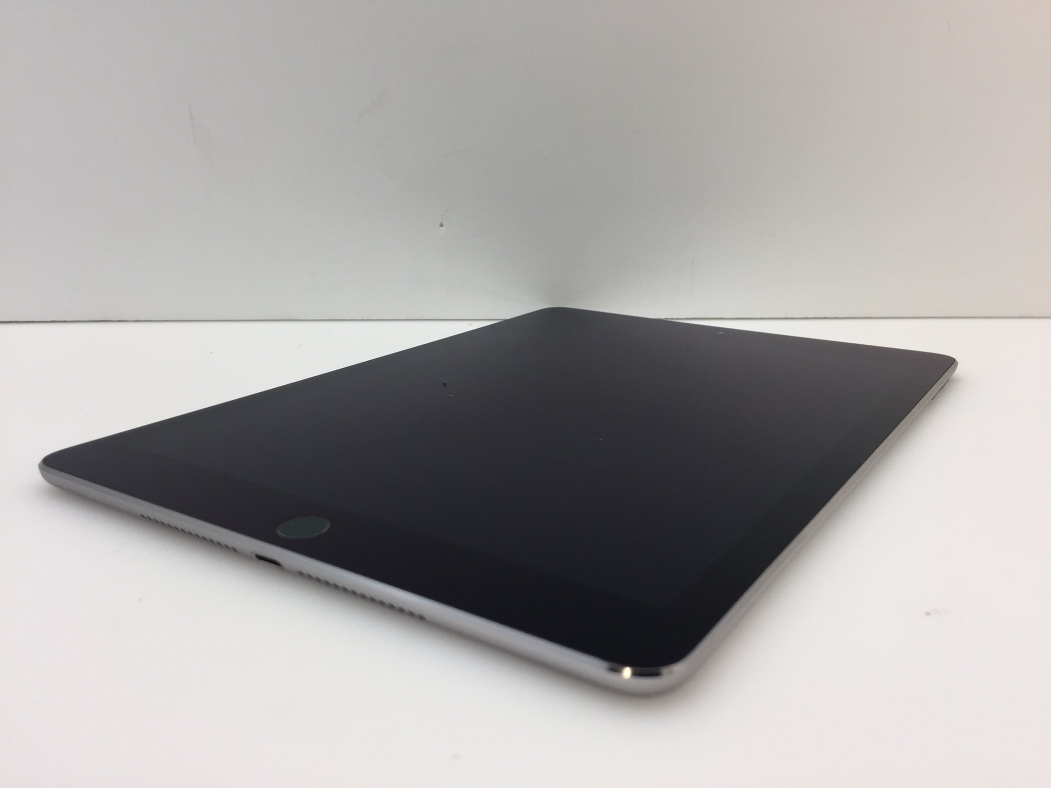 Apple iPad Air offers 2 16GB, Wi-Fi Only, 9.7in, - Space Gray- very Good