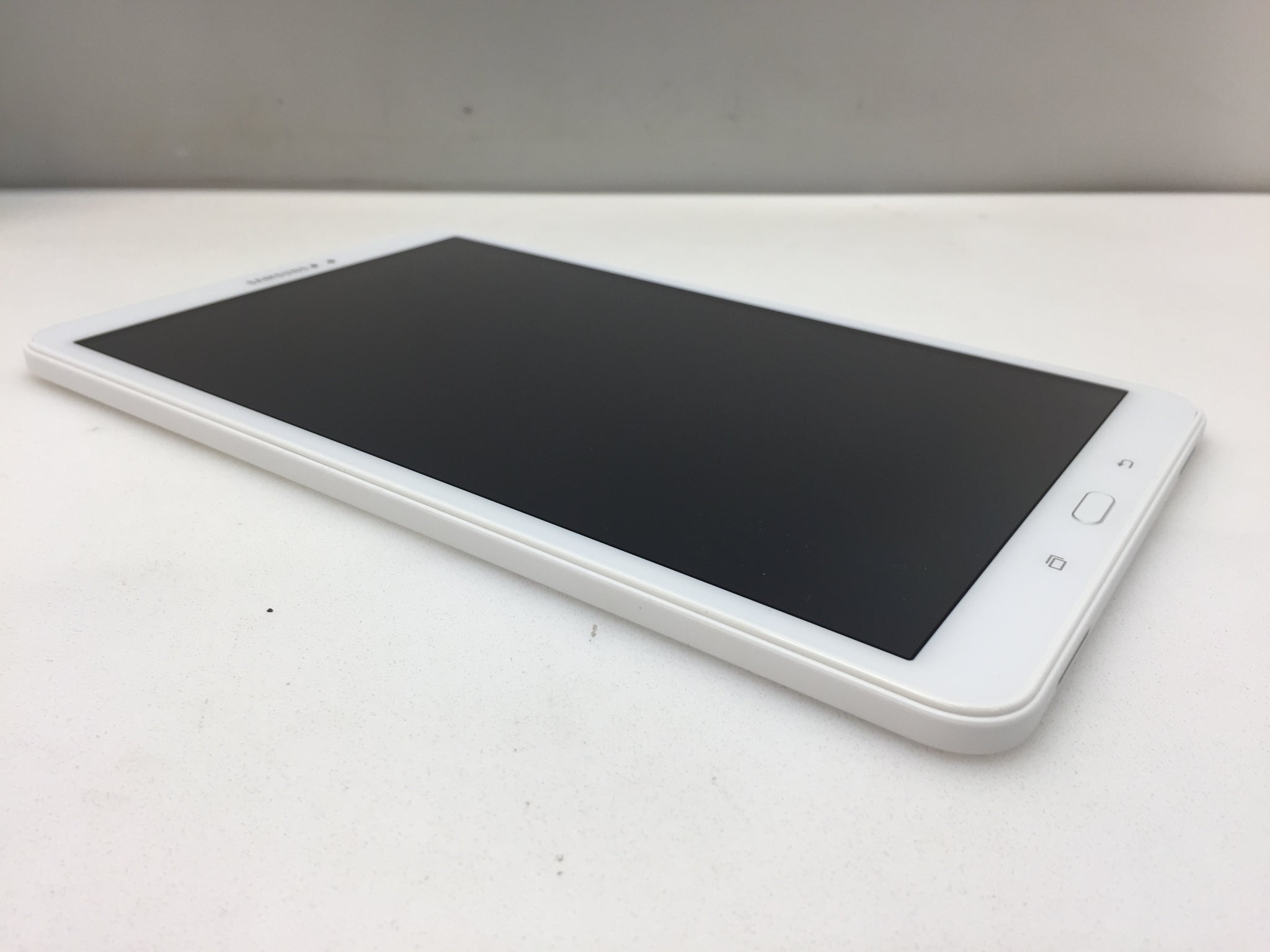 Samsung Galaxy Tab A 2016 popular White SM-T580