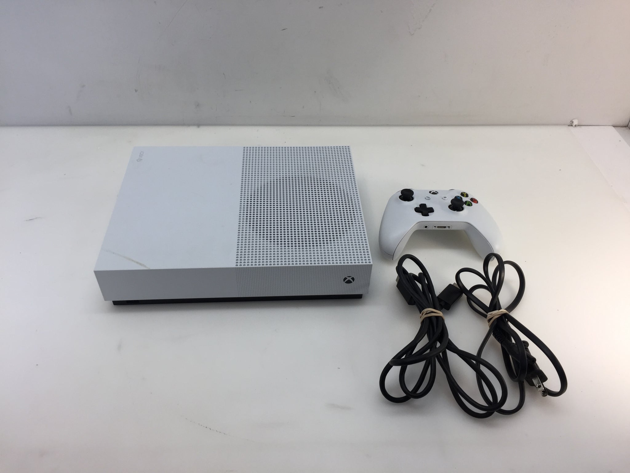 Restored Microsoft Xbox One S 1TB All-Digital Edition Console with Xbox One  Wireless Controller - Disc-free Console - White (Refurbished)