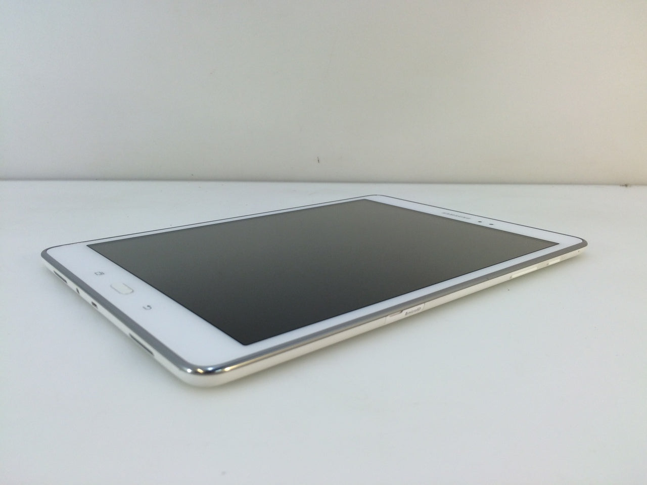 Galaxy Tab A 9.7 16GB (Wi-Fi) Tablets - SM-T550NZWAXAR