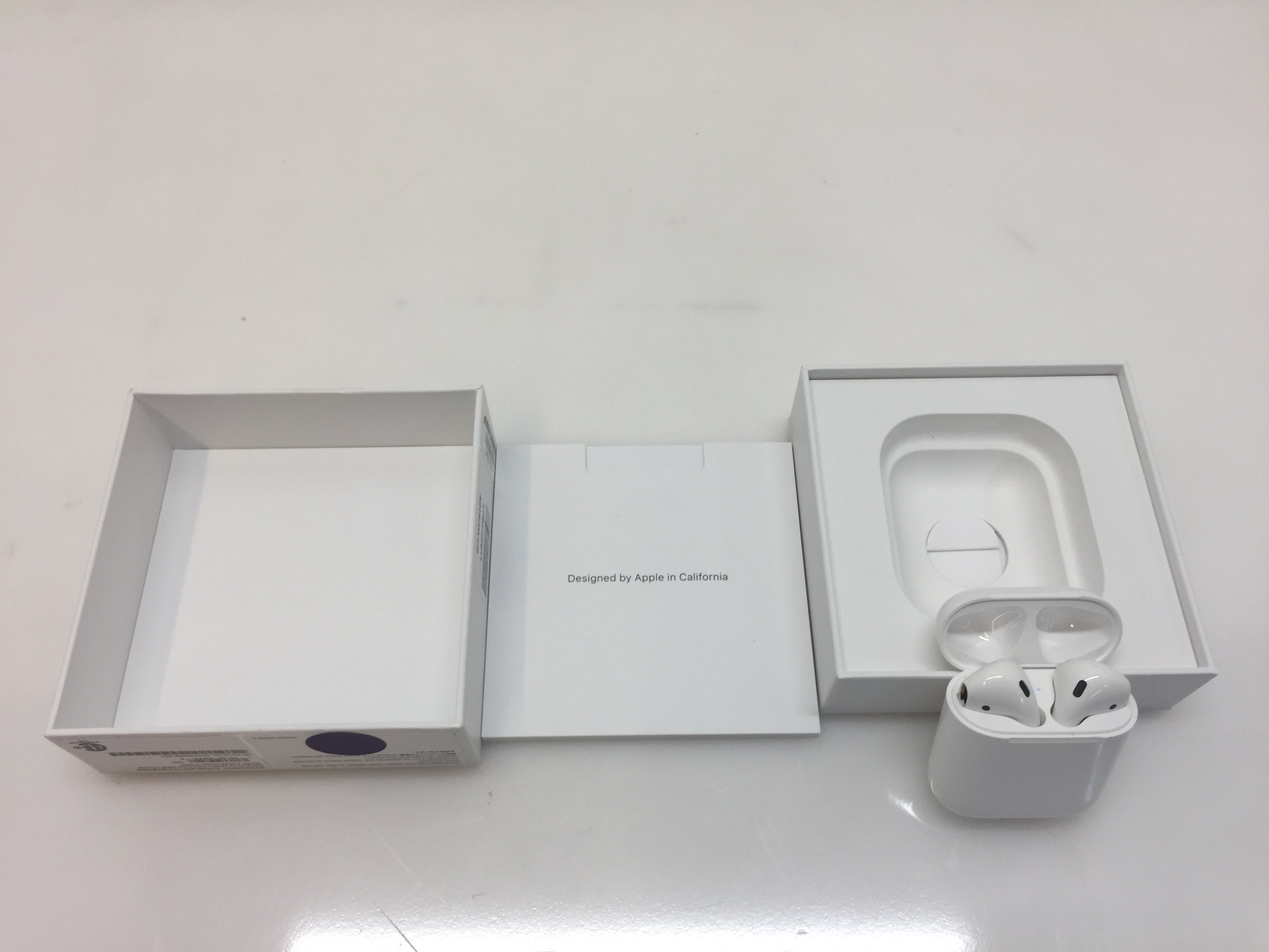 Apple AirPods 2nd Generation with Charging Case - hotsell White MV7N2AM/A