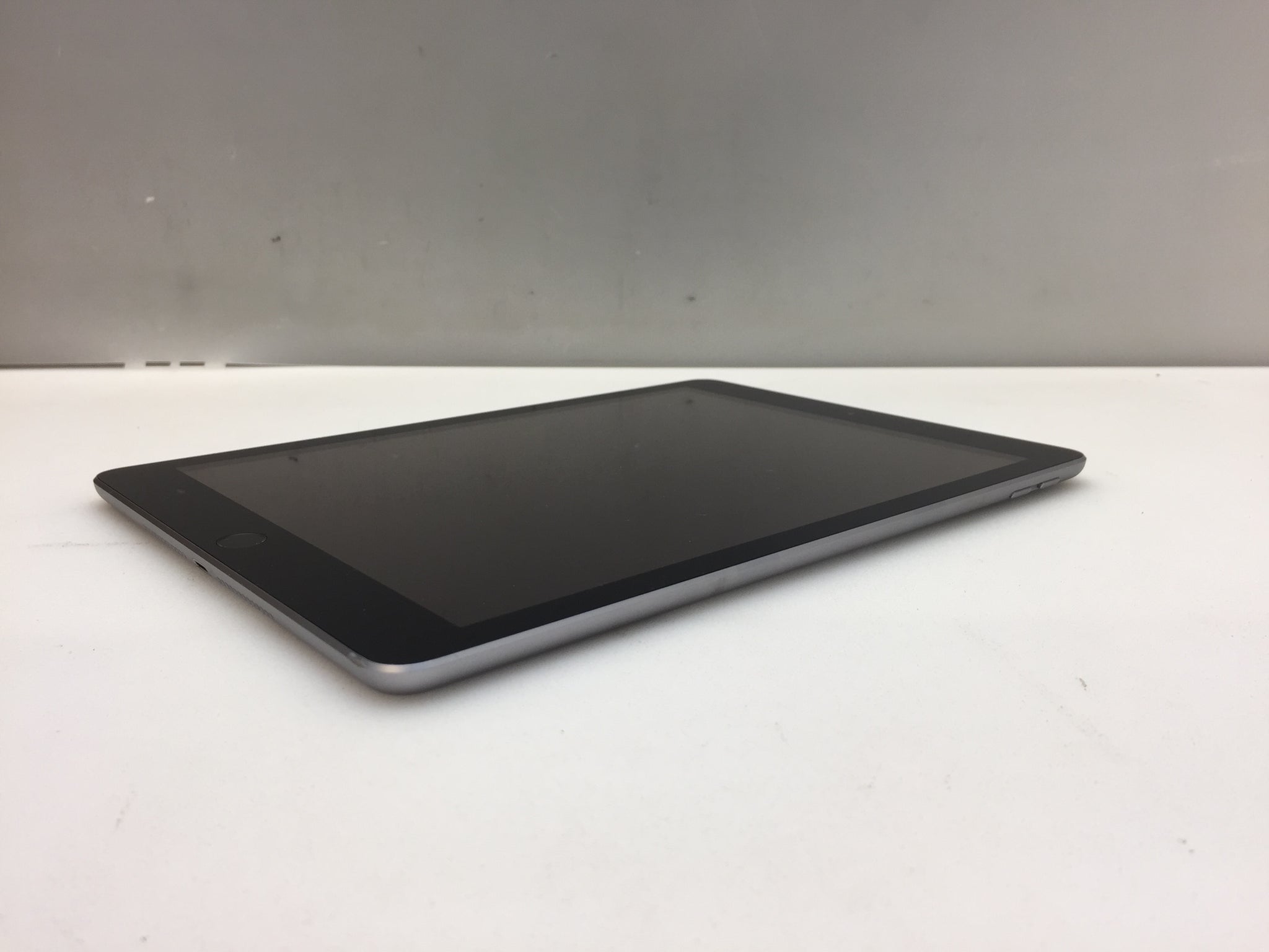 Apple iPad outlet 5th Generation 32GB in Space Gray