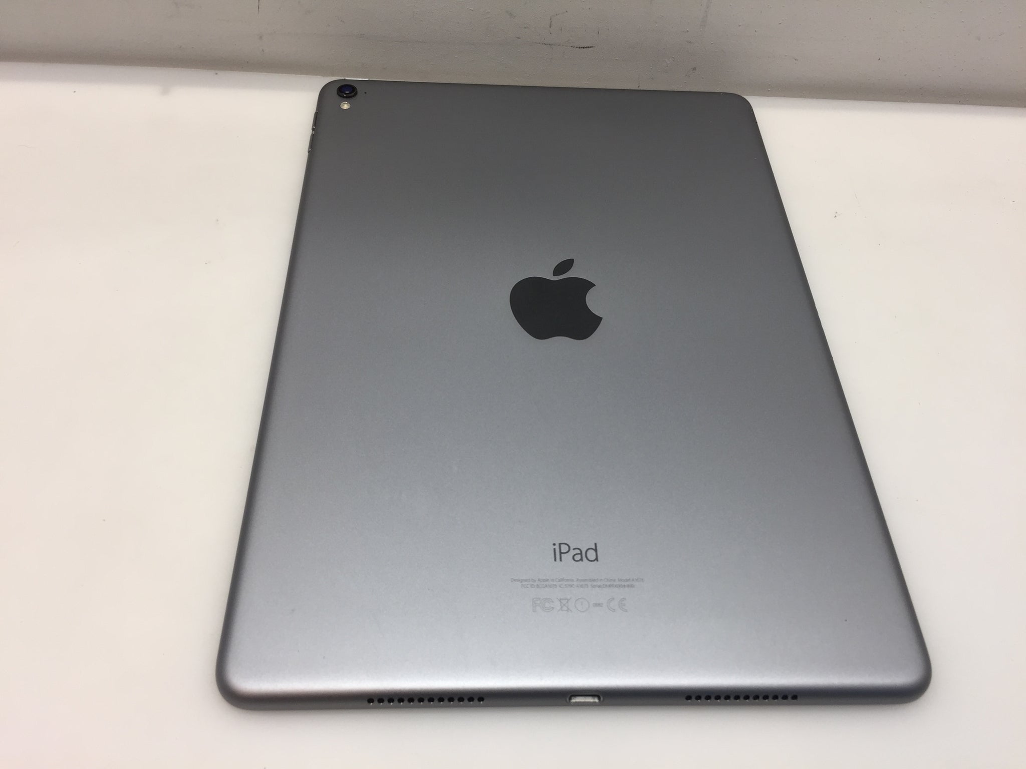 Apple iPad Pro 1st Gen. 32GB, Wi-Fi, 9.7 in Space Gray MLMN2LL/A